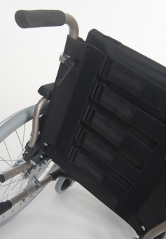 Кресло-коляска инвалидная механическая Vermeiren V100